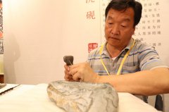 澳门金沙官网：王玉明展示洮砚制作技艺